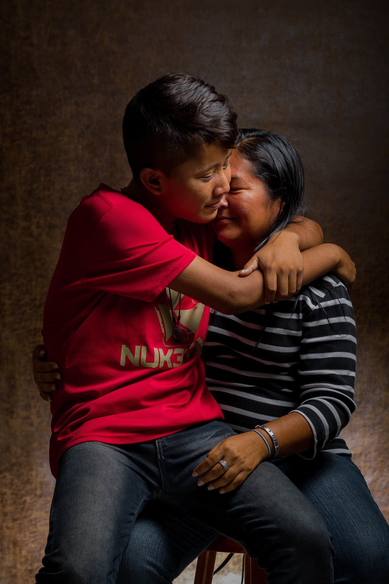 Norilsa Aparicio y su hijo Oscar, de 16 años, quien tiene la condición de Beta-Talasemia mayor. "Mi hijo manifestó la enfermedad a los cuatro meses de nacido. La médula de él no produce glóbulos rojos. La enfermedad es un poco manejable pero llevamos 14 años pidiendo el trasplante. Esta enfermedad es hereditaria. Me arriesgué a tener otro hijo para ver si eran compatibles, pero no, mi hija también es portadora, ella tiene 10 años. Lo más difícil para mí ha sido aprender a ser madre de este manera.