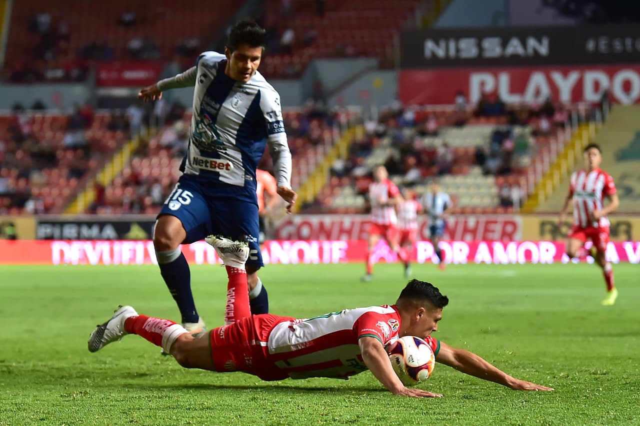 Con todo y que Luis Malagón tuvo una estupenda noche en el arco de Necaxa, Pachuca logra anotarle dos veces para empatar 2-2 en Aguascalientes. Pachuca continúa en el fondo de la tabla con cuatro unidades y Necaxa llega a la a la quinceava posición con siete puntos.