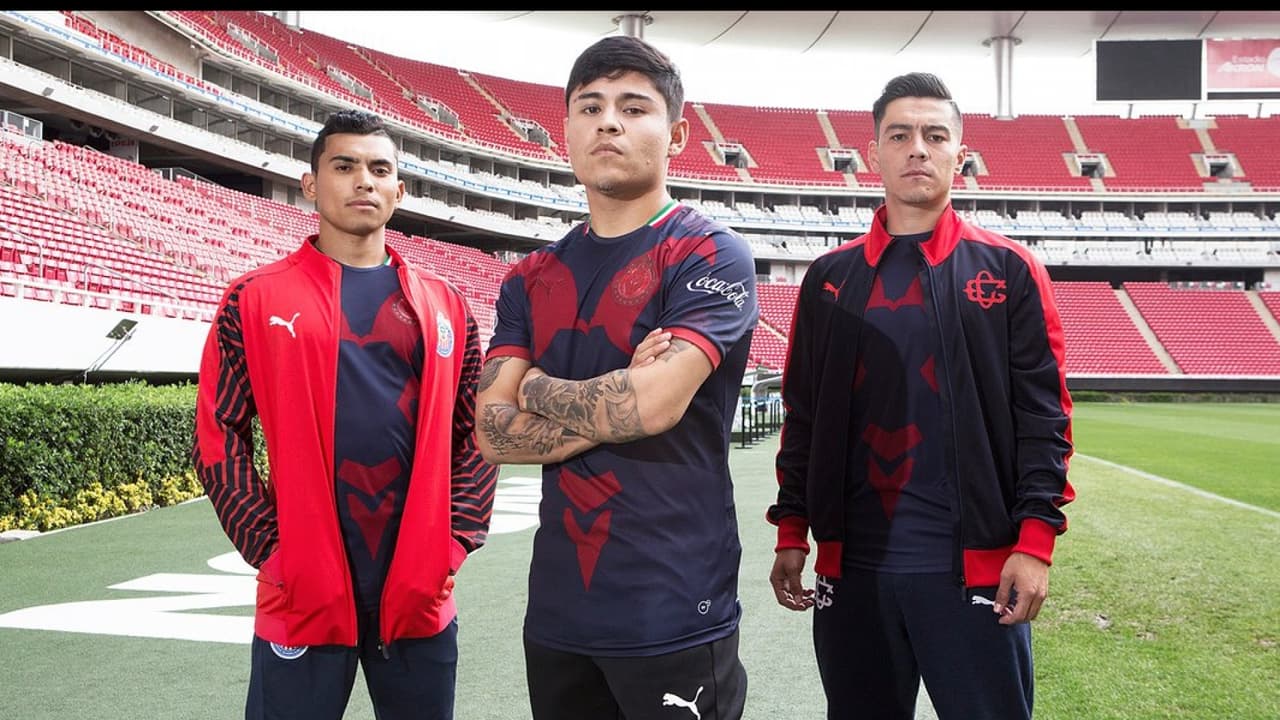 Chivas presume nueva indumentaria alternativa con diseño "innovador"