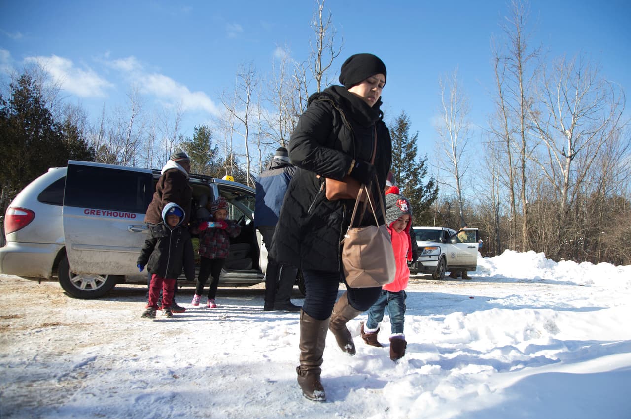 Los adultos y cuatro niños salieron del vehículo y corrieron al otro lado de la frontera donde fueron recibidos por la Real Policía Montada de Canadá.