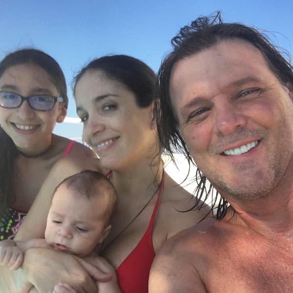 Aquí podemos ver a toda la familia reunida, Jade, Rubí, Ian y 
<b><a href="http://www.univision.com/temas/rene-strickler">René</a></b>.