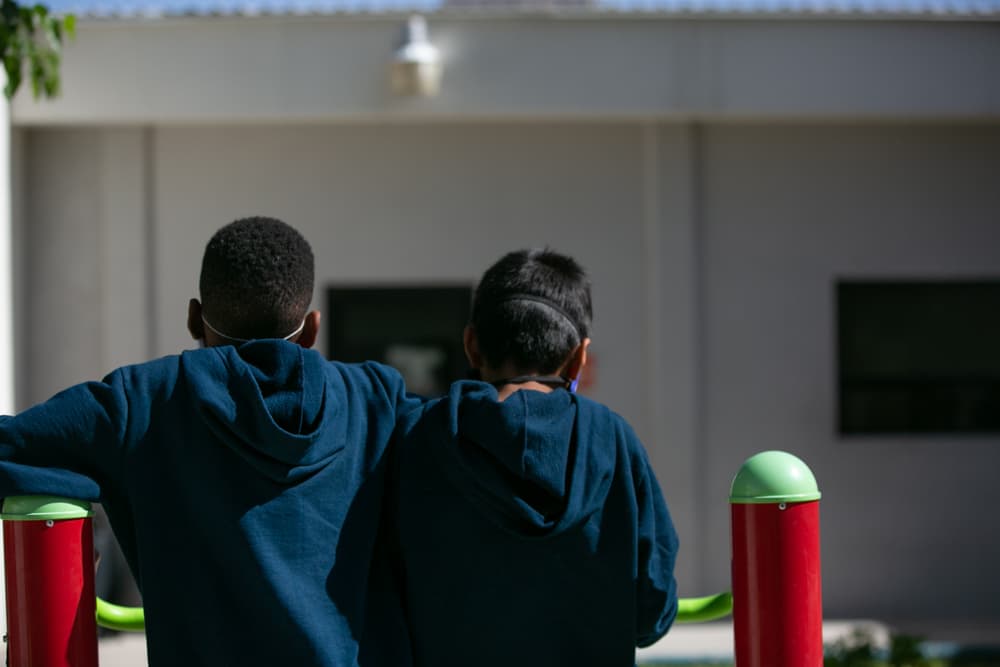 <b>"Pienso que nunca voy a conocer a mi mamá", dice.</b> Ella migró cuando él tenía apenas 3 años. Ellos hablaban por teléfono frecuentemente. Ella le contaba que se había ido para trabajar y poder mantenerlo. Lo dejó al cuidado de unos tíos y su abuelo.