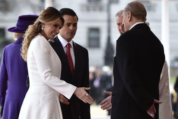 ¡Angélica, no se te olvide la reverencia!