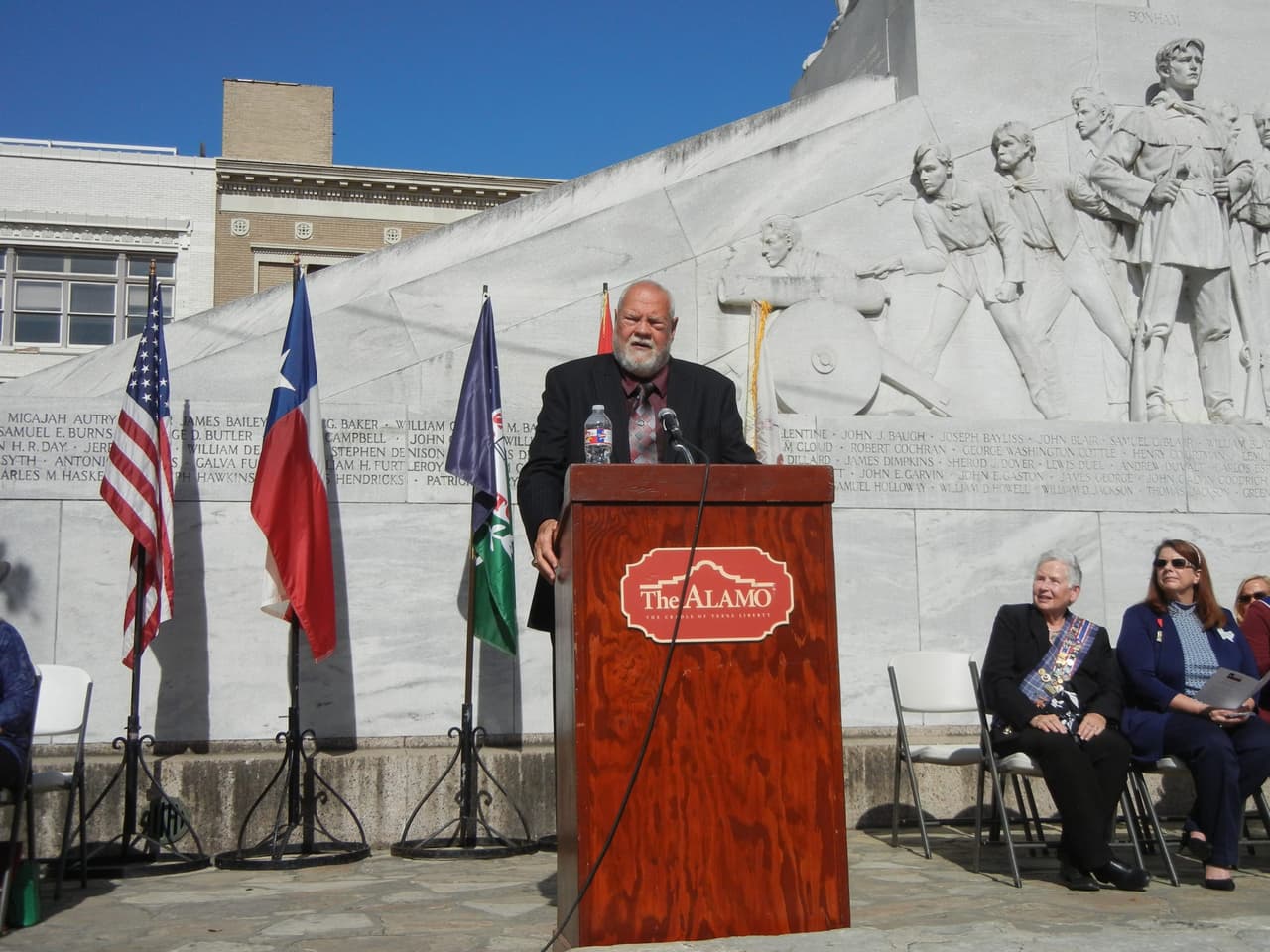 <h2 class="cms-H2-H2">San Jacinto Victory Celebration</h2>
<br>
<ul>
<li class="li1">Cuándo: 26 de abril</li>
</ul>
<ul>
<li class="li1">Hora: 10:00 horas - 11:30 horas</li>
</ul>
<ul>
<li class="li1">Dónde: Alamo Plaza</li>
</ul>
<ul>
<li class="li1">Qué es: Un evento histórico sobre la batalla de San Jacinto, con invitados de la milicia y la política de San Antonio.</li>
</ul>
<ul>
<li class="li1">Costo: Gratis</li>
</ul>