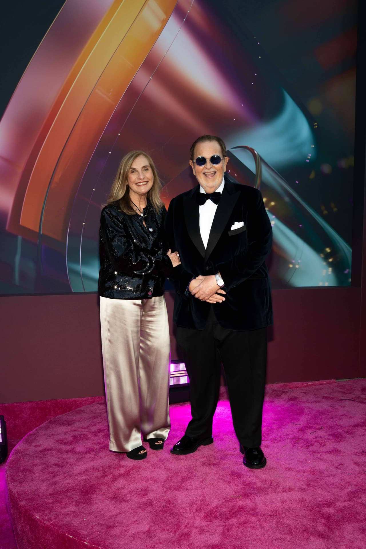 Raúl de Molina muy elegante del brazo de su querida esposa Millie.