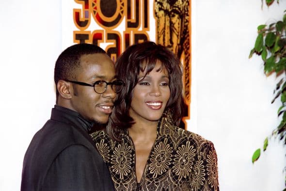 Un chofer contó al Daily Mail un terrible episodio sobre la infancia de Bobbi. Durante un viaje en limusina en 1998, Bobby Brown le ofreció 'crack' a Whitney,.. todo esto ante los ojos de la pequeña Bobbi.