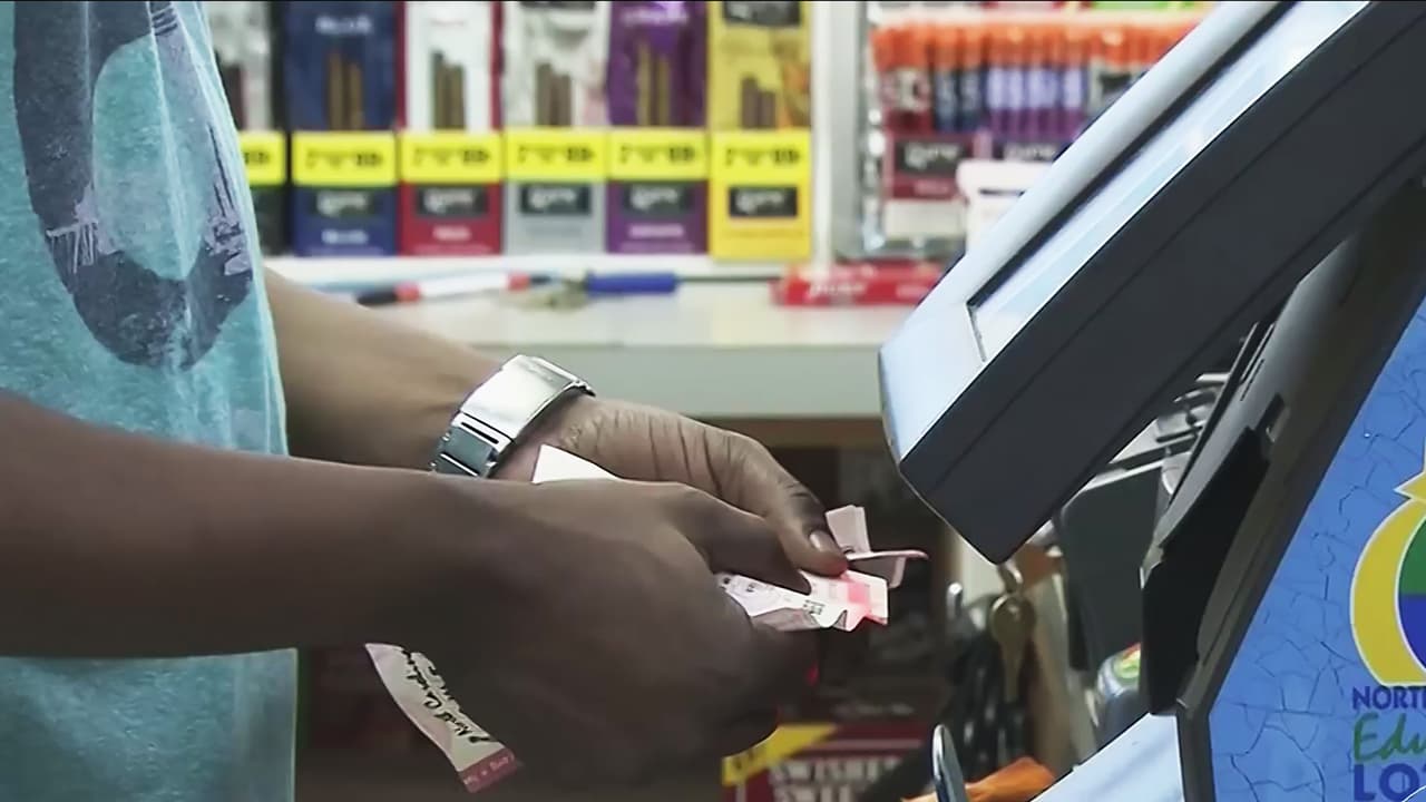 Un hombre compra la lotería camino a su última quimioterapia y su vida cambia para siempre