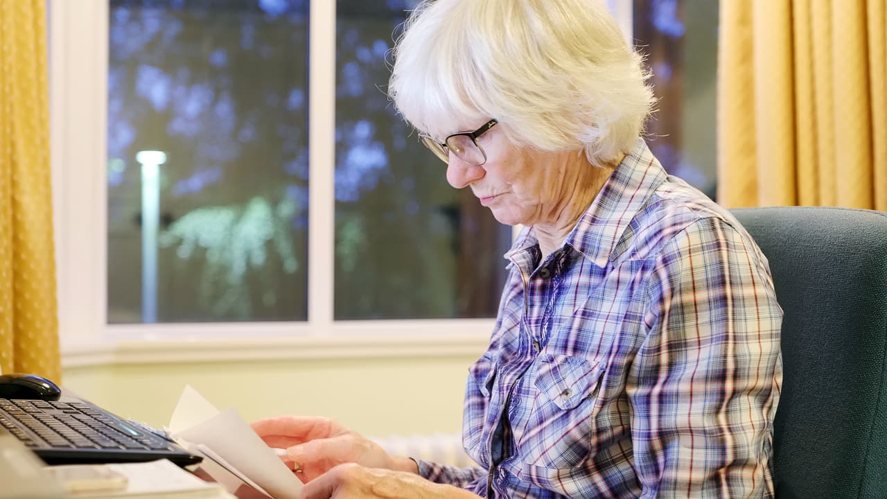 Cada año, miles de ancianos son víctimas de 
<a href="https://www.univision.com/shows/despierta-america/miles-de-estafas-en-personas-mayores-se-cometen-al-ano-y-no-se-denuncian-como-saber-que-algo-anda-mal-video">estafadores</a> sin escrúpulos. Estos delitos son completamente evitables, te decimos cómo.