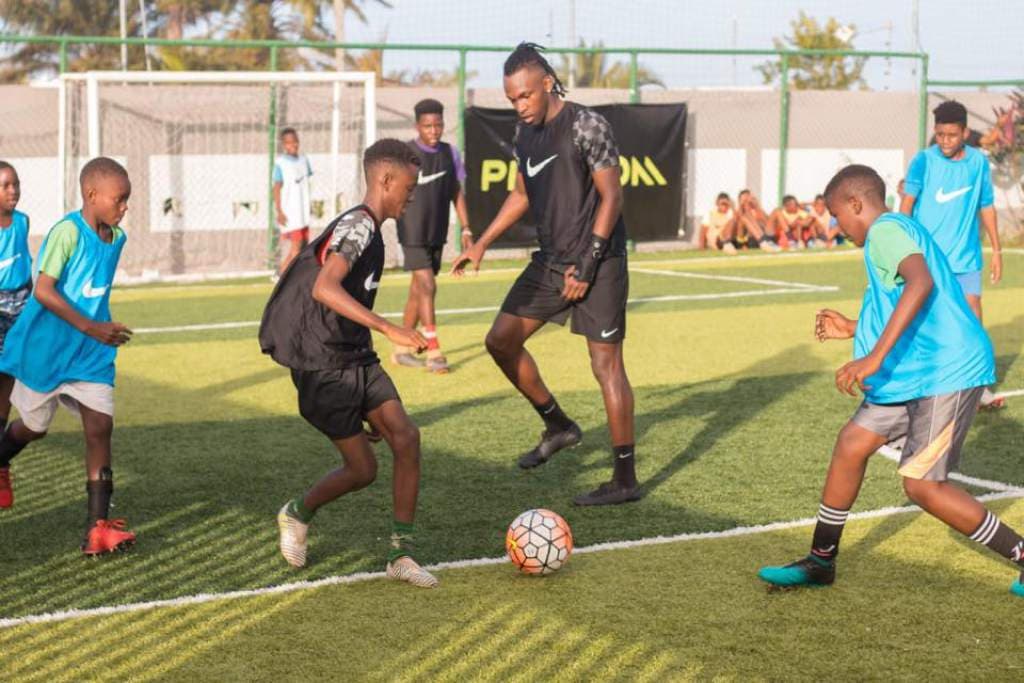 Los pequeños recibieron camisetas, casacas, short, calcetas y botines de futbol, además de balones.