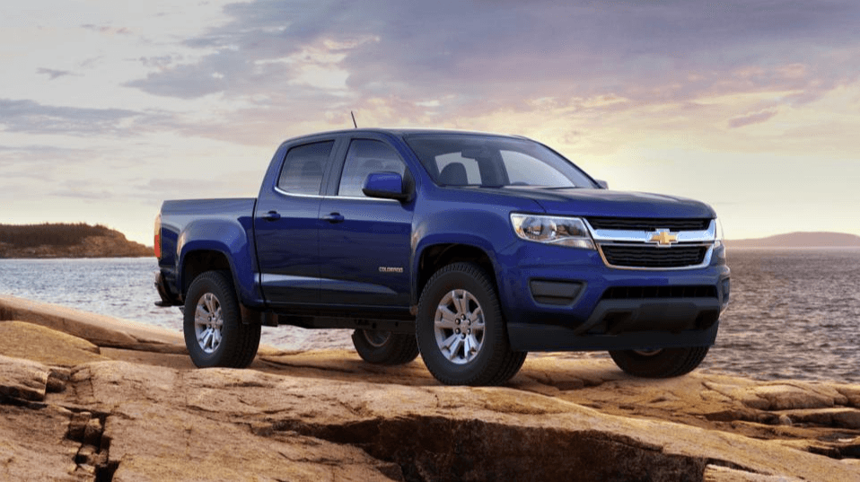 <b>Chevrolet Colorado WT Cabina Doble 4X2 Caja Larga 2017</b>
<br>Precio de venta sugerido por el fabricante: 
<b>28,300 dólares</b>
<br>(no incluye gastos de destino y despacho)
<br>
<br>La pickup 
<b><a href="http://www.univision.com/noticias/chevrolet/esta-es-la-nueva-chevrolet-colorado-zr2-2017-fotos" target="_blank">Colorado de Chevrolet</a></b> es la camioneta pickup mediana más vendida en Estados Unidos. Sus posibilidades de configuración son casi ilimitadas. Elegimos la versión WT y optamos por la cabina doble de 4 puertas, tracción 4X2 y el motor V6 de 3.6 litros que desarrolla 308 caballos de fuerza. Sin embargo, quienes hayan tenido la oportunidad de conducir la Colorado equipada con el motor 4 cilindros de 2.5 litros y 200 caballos de fuerza sabrán que es lo suficientemente brioso para una gran mayoría de circunstancias liberando algo de dinero para otras opciones.
