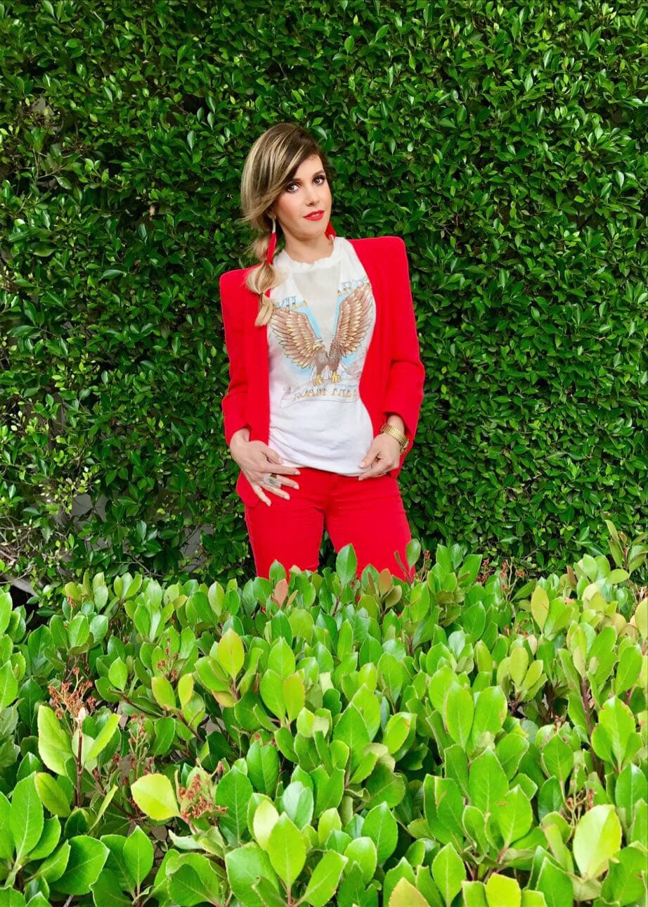 Si tu eres de las que se tiene que vestir muy formal para ir a la oficina, los colores vivos no pueden faltar.