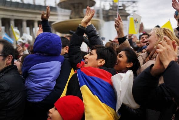 Fuertes aplausos, ondear de banderas y vivas han acompañado a Francisco en su primer Ángelus, que unas 300.000 personas presentes han seguido con atención, recogimiento y cómplices sonrisas cuando el Papa ha explicado que estaba leyendo "Misericordia" del cardenal Kasper, pero ha matizado: "No es que yo quiera hacer publicidad de los cardenales, eh?".