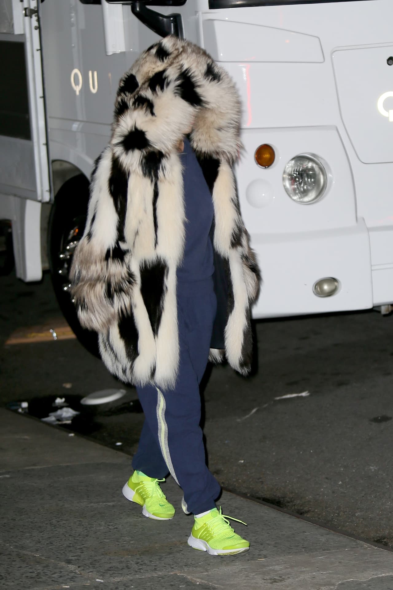 Al terminar la jornada, Jennifer López se quitó prendas, tacones y todo brillo, pero conservó su encubridor abrigo al marcharse a casa.