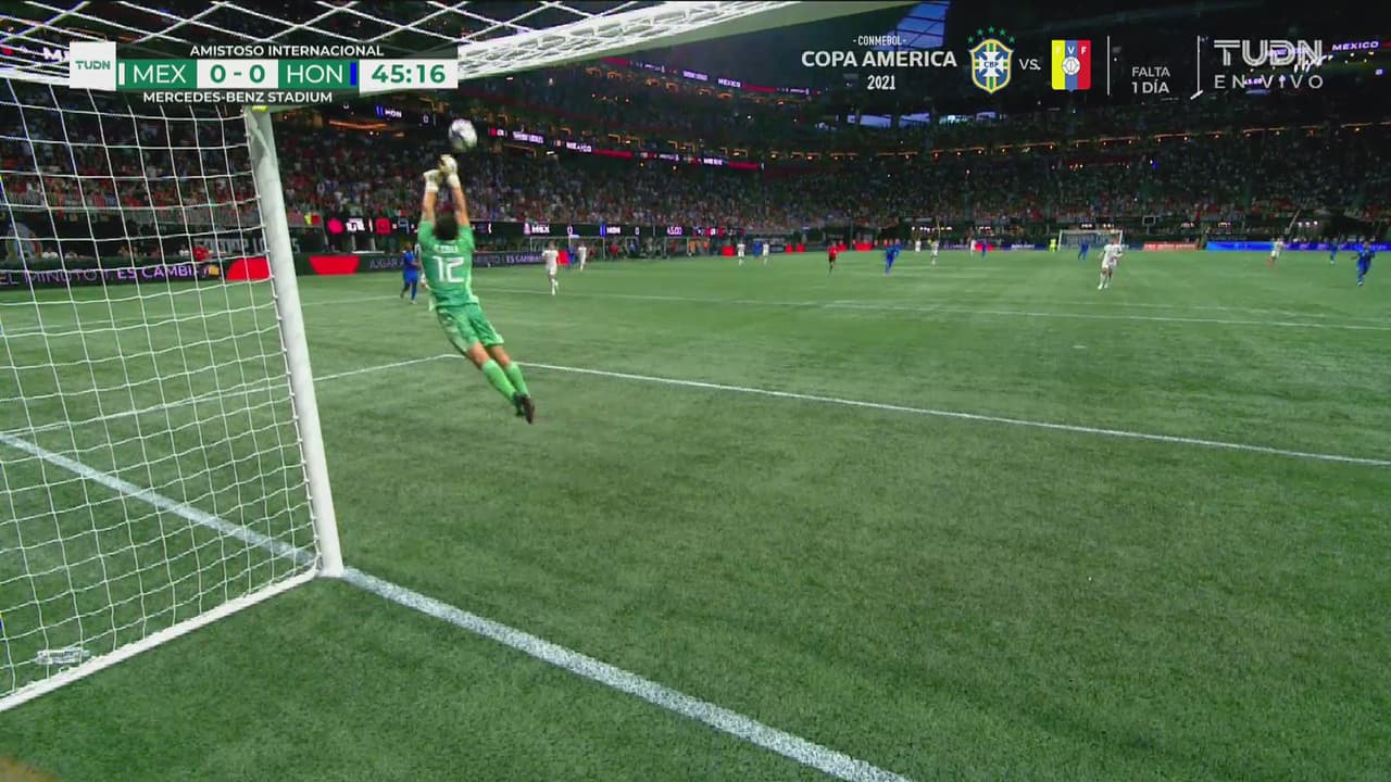 ¡Casi se le escurre a Cota! Apenas desvía disparo potente de Benguché