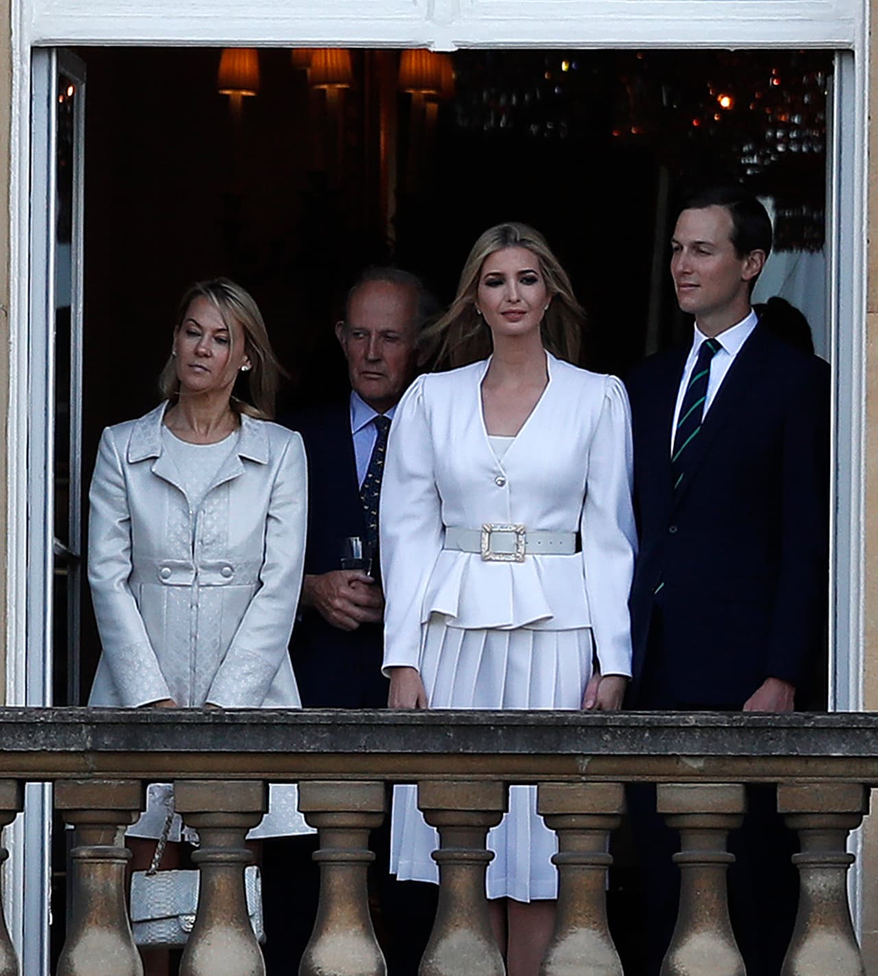 Ivanka Trump Y Jared Kushner, en una de las ventanas del Palacio de Buckingham, en Londres, el día del inicio de la visita de estado de su padre y suegro respectivamente, Donald Trump.