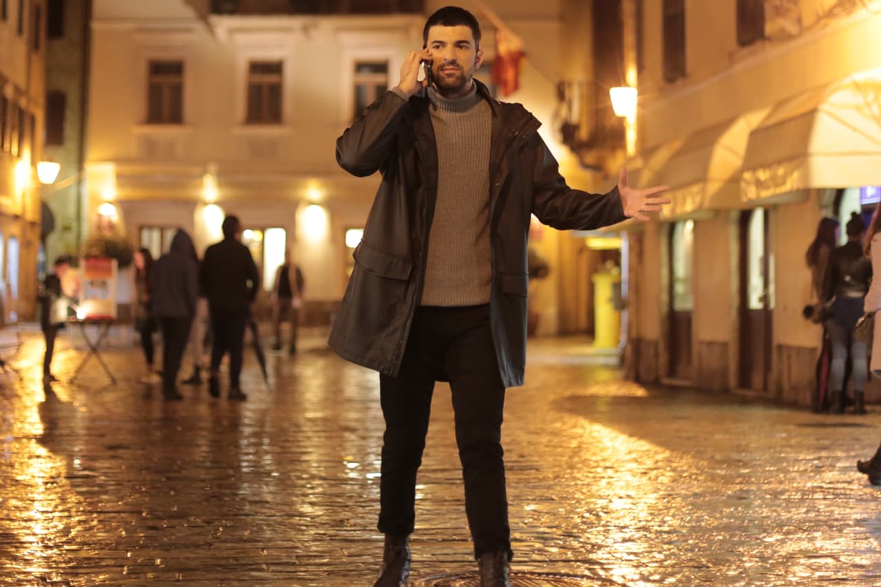 <h3 class="cms-H3-H3"><b>Vida privada</b></h3>
<br>Engin Akyürek prefiere mantener su vida personal lejos de los reflectores, por lo que poco se sabe de sus amores y hasta de su familia, pese a que su padre se dedica a la política. Prueba de esto es que no cuenta con un perfil oficial en redes sociales.