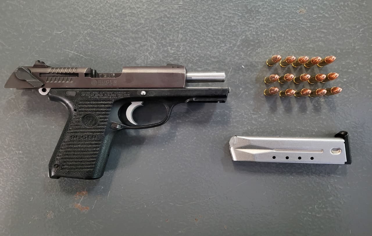 Un agente de la Patrulla Fronteriza en Casa Grande ayudó al Departamento de Seguridad Pública (DPS) con una parada de vehículos en la I-10. Se determinó que el conductor ciudadano mexicano estaba presente ilegalmente en EEUU y fue arrestado. También se le incautó un arma de fuego oculta. El joven de 25 años enfrenta cargos criminales.