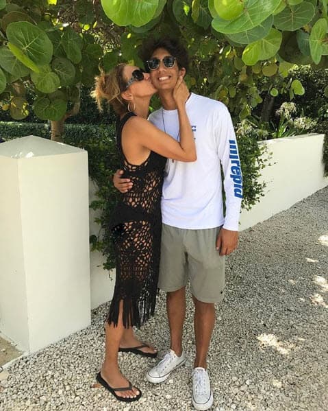 Lili tiene un reloj que le gusta mucho a su hijo Lorenzo y se lo prestaba cuando salía con alguna chica.
<br>