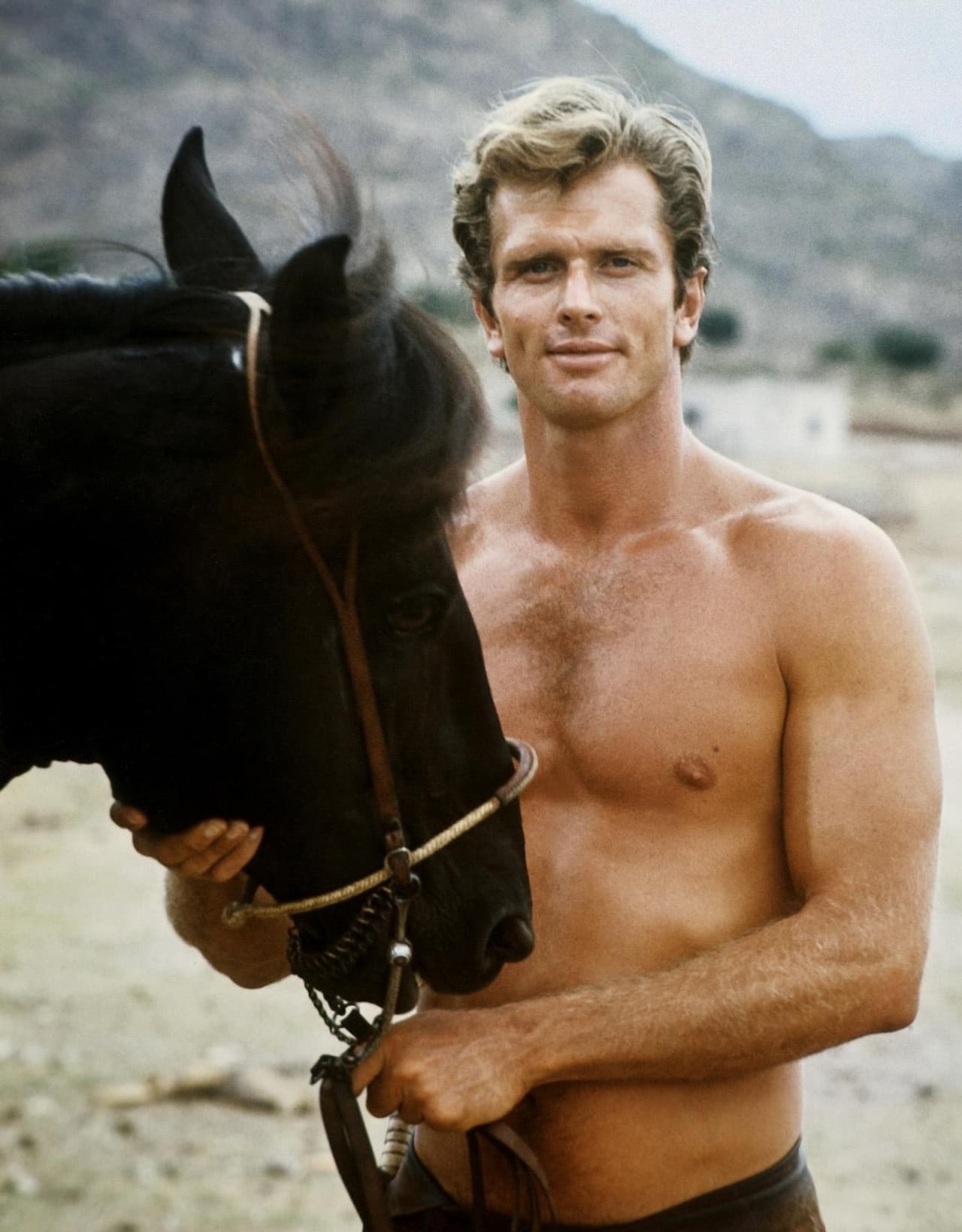 Por su parte, 
<a href="https://edition.cnn.com/2019/10/16/us/actor-ron-ely-homicide-investigation-trnd/index.html" target="_blank">CNN</a> reportó que un oficial de policía dijo que los agentes involucrados en el tiroteo estarán en licencia administrativa pagada mientras se lleva a cabo la investigación.