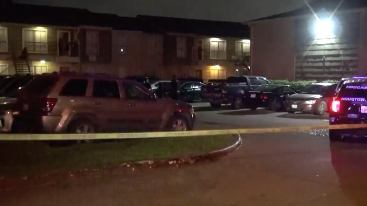 El tercer joven de aproximadamente 16 años logró huir y llamar a una persona que lo recogió en su automóvil y lo llevó al hospital con una herida en el pie, su condición también es estable.