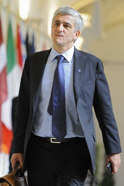 Francia no ha recibido ninguna exigencia del grupo terrorista Al Qaeda en el Magreb Islámico (AQMI) que retiene a cinco franceses, junto a un malgache y un togolés, que fueron secuestrados el pasado día 15 en el norte de Níger, indicó hoy el ministro de Defensa galo, Hervé Morin.