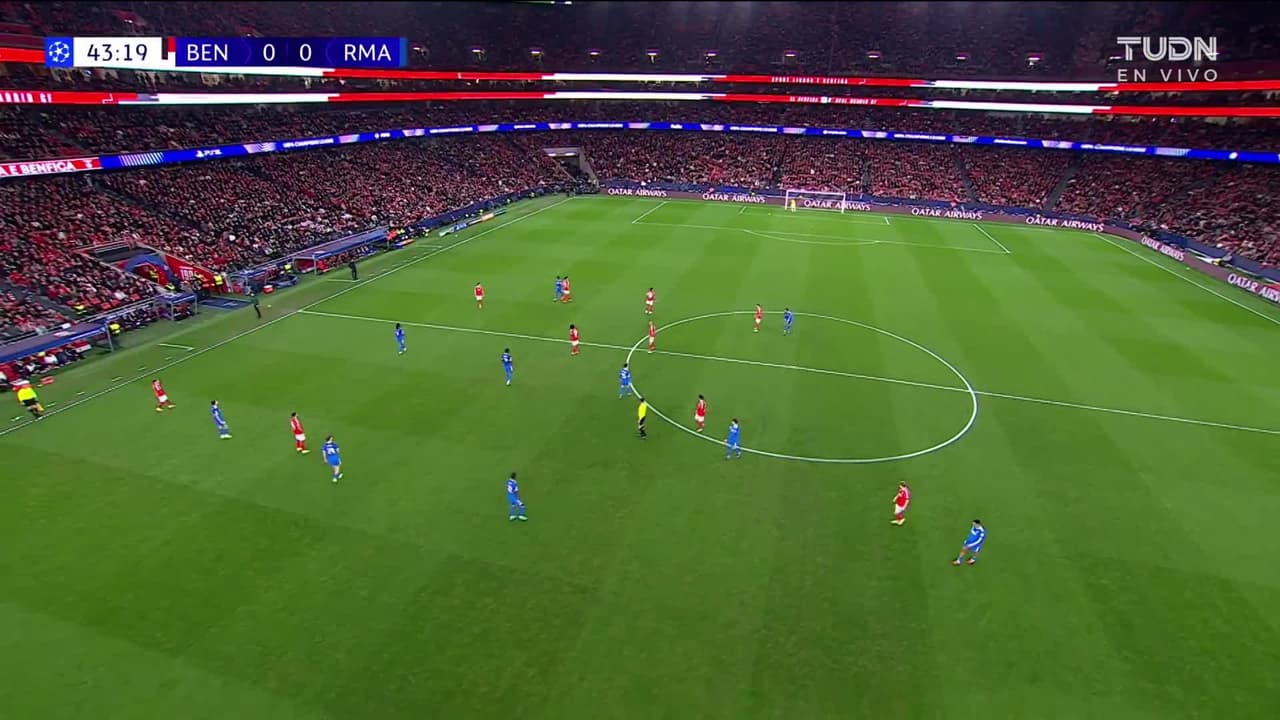 ¡TIRO ATAJADO! disparo por Kylian Mbappé.