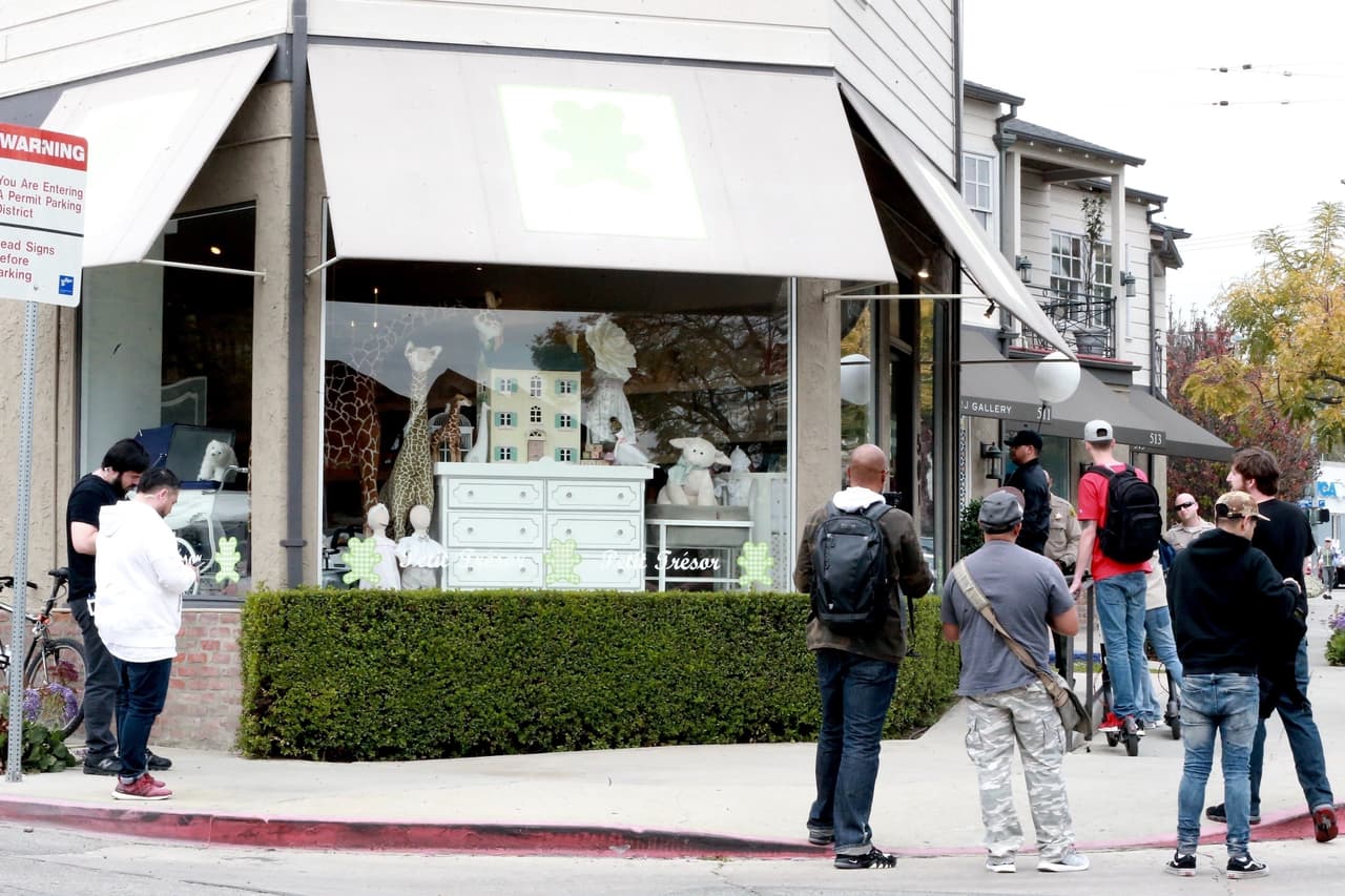 Según TMZ, Khloé Kardashian sí tiene un registro de regalos, pero en una boutique en California. El costo total de los artículos que incluye supera los 90,000 dólares. 
<br>