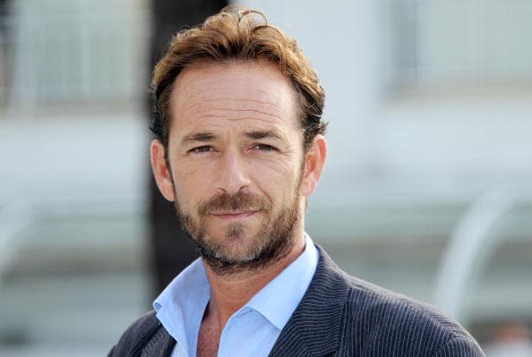 <b>Luke Perry.-</b> Este destacado actor que se hizo famoso por su 
<a href="https://www.univision.com/local/los-angeles-kmex/muere-actor-luke-perry-a-los-52-anos">participación en la serie ‘Beverly Hills, 90210,</a>’ murió el pasado 4 de marzo a los 52 años en un hospital de California, luego de ser internado por un derrame cerebral. El actor participó recientemente en la serie ‘Riverdale’.