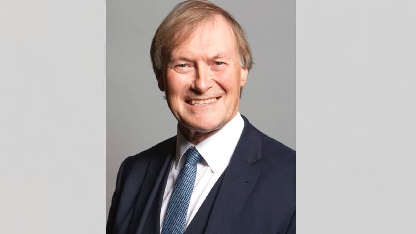 En esta fotografía sin fecha emitida por el Parlamento británico se muestra al miembro conservador David Amess, quien fue apuñalado el 15 de octubre de 2021 en Essex, Reino Unido.