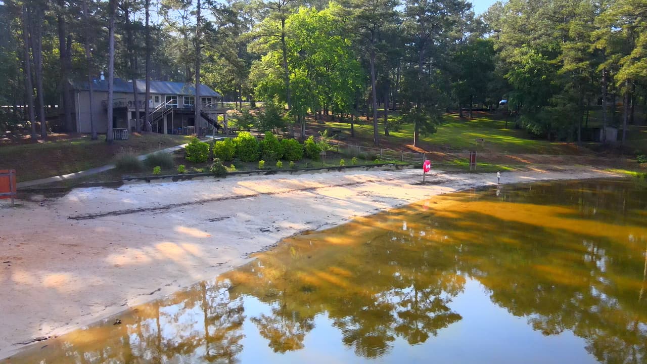 El parque cuenta con una playa y varias opciones para refrescarse durante los meses cálidos.