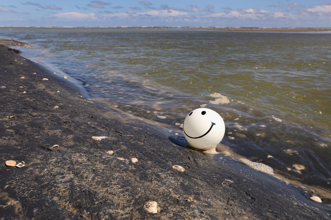Surfside Beach. La playa informa a los visitantes que los vehículos requieren un permiso de playa que se puede comprar en las casetas de entrada, Circle K y Surfside Foodmart. Además, pide que se practique el distanciamiento social.