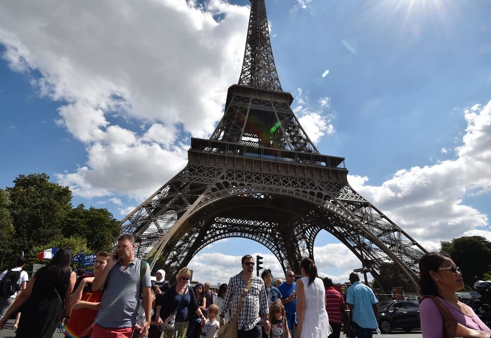 Turista en la Torre Eiffel, en París.