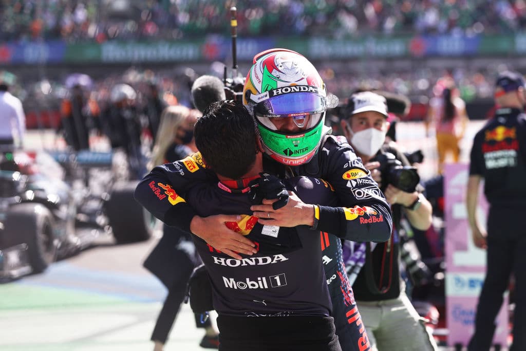 Red Bull hace el 1-3 con Max Verstappen en primer lugar y Sergio Pérez en tercero durante el Gran Premio de México en la Formula 1. Lewis Hamilton se quedó con la segunda posición durante la carrera. El mexicano logró subirse al podio en se casa.