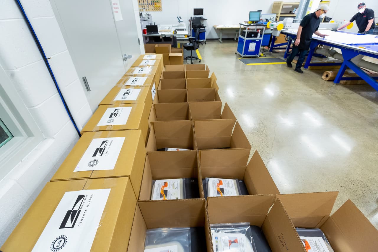 Trabajadores de General Motors producen protectores faciales utilizando impresión 3D en el GM Tech Center en Warren, Michigan.