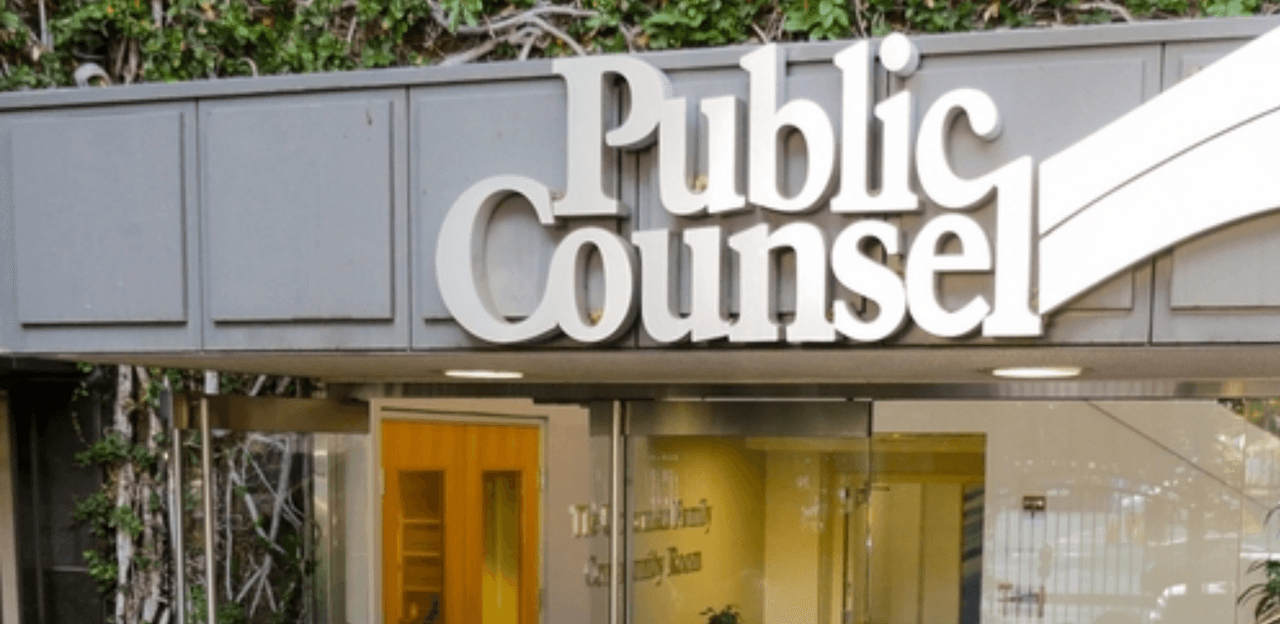 <b>Public Counsel:</b>(Downtown, Compton, Long Beach)
<br>Ayuda con desalojos y problemas de deudas.
<br>Llama al (213) 385-2977, ext. 100 y deje un mensaje con su nombre, número y el problema legal que está tratando de resolver. Si recibió una queja sin una citación, llame al Centro de Autoayuda de Shriver al (818) 485-0576 o envíe un correo electrónico ShriverSHpublic@nlsla.org.