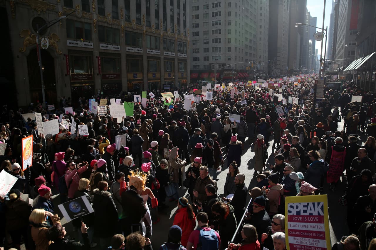 Una vista panorámica de la 6ta avenida de Manhattan, repleta de manifestantes contra Donald Trump.