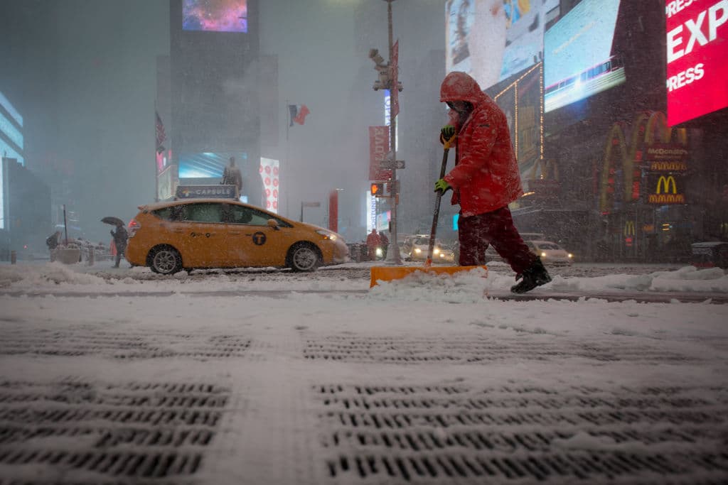 Con hasta 12 pulgadas de nieve pronosticadas, Nueva York vive una gran tormenta invernal