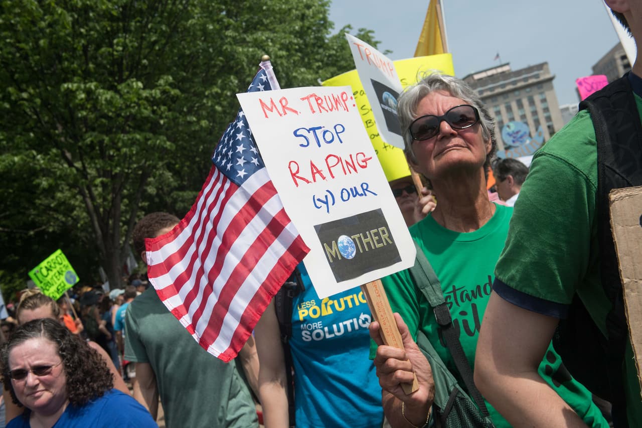 Con un mensaje directo al presidente de EEUU, este letrero pide "Señor Trump: deje de violar a (v)nuestra Madre".