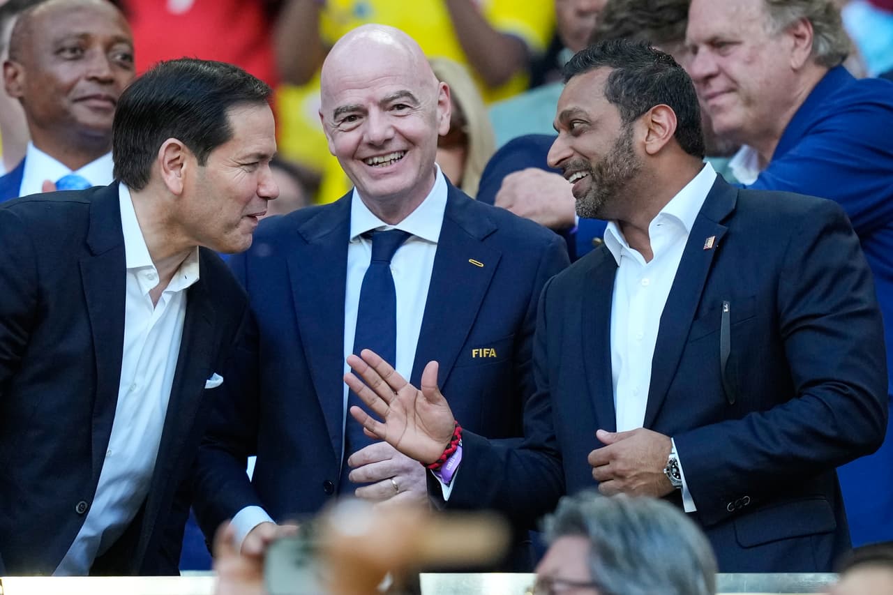 Marco Rubio, secretario de Estado, a la izquierda; Gianni Infantino, presidente de la FIFA, al centro; Kash Patel, director del FBI a la derecha.