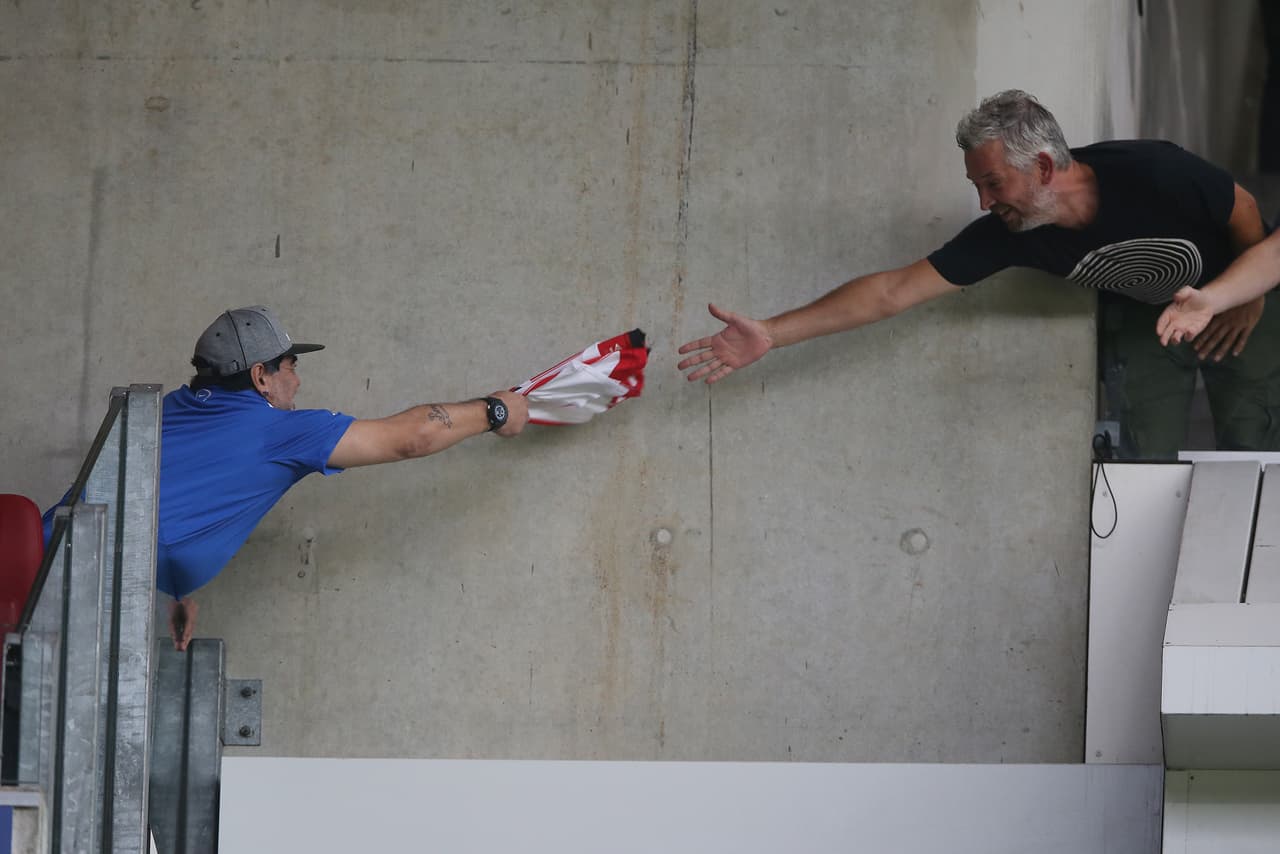 La fiesta fue tan contagisa que Maradona se quiso aliar con los rojiblancos del 'Chucky'.