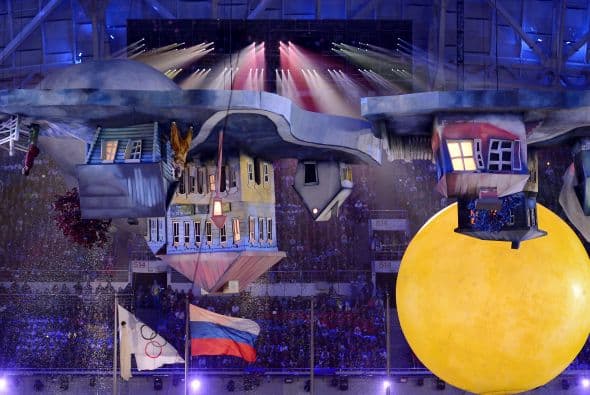 Una banda militar de tambores y 62 pianos de cola en el escenario.