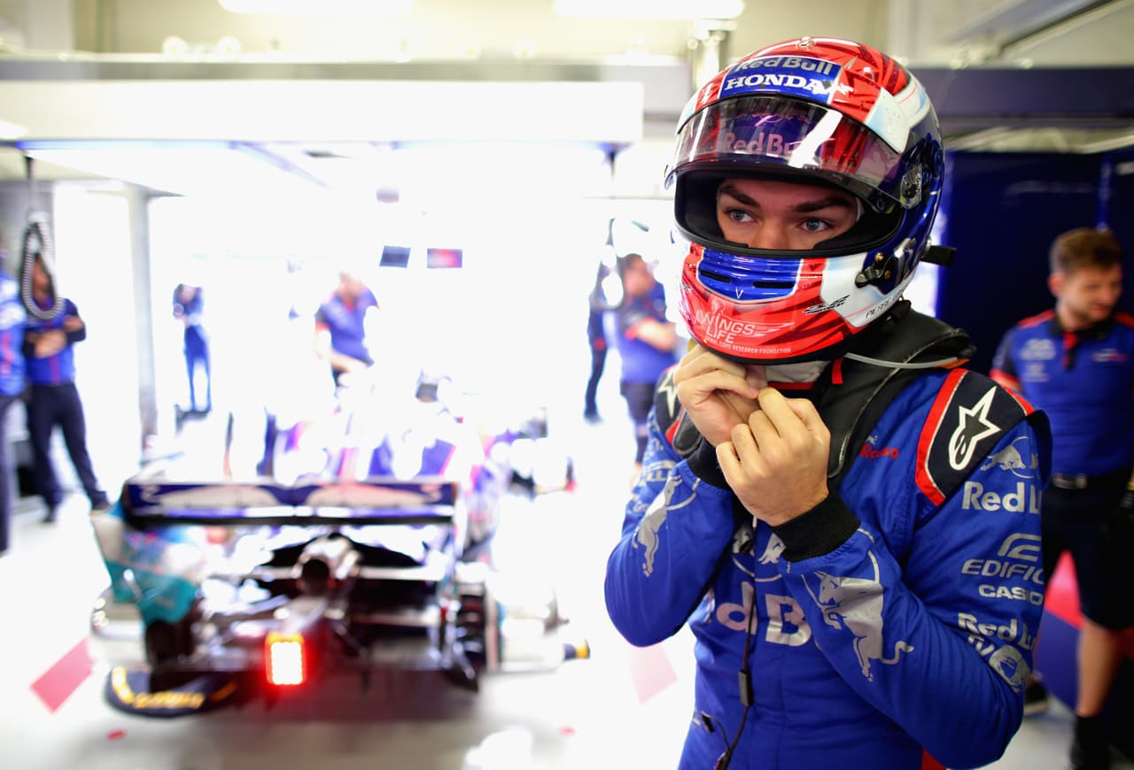 El francés Pierre Gasly de Toro Rosso se prepara para salir a la pista.