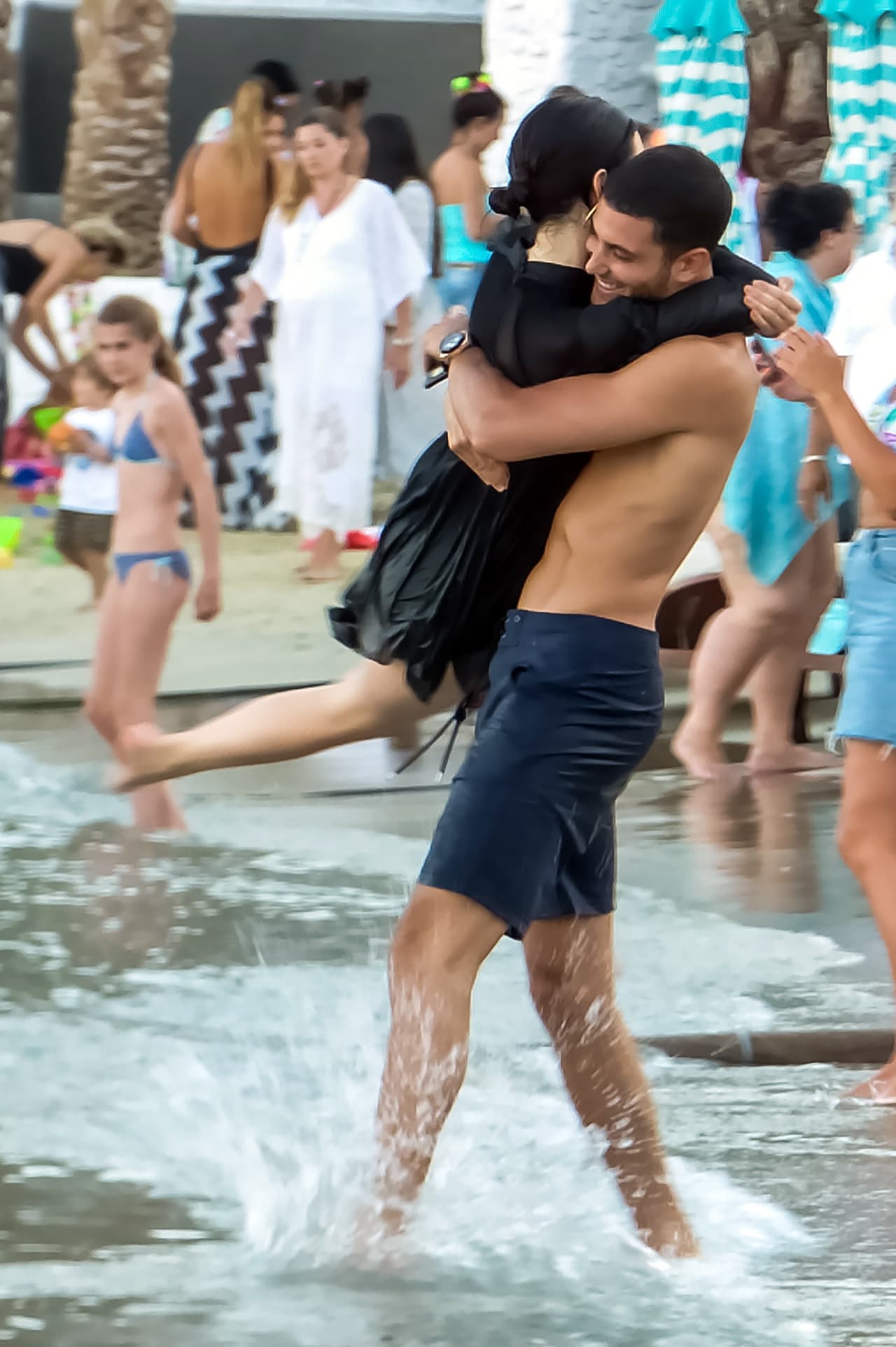El clima en Mykonos, Grecia, está este verano por encima de los 80 grados farenheit. Sin embargo, Kendall Jenner se metió al mar con un vestido negro, largo y con los brazos cubiertos junto a su amiga su Bella Hadid.