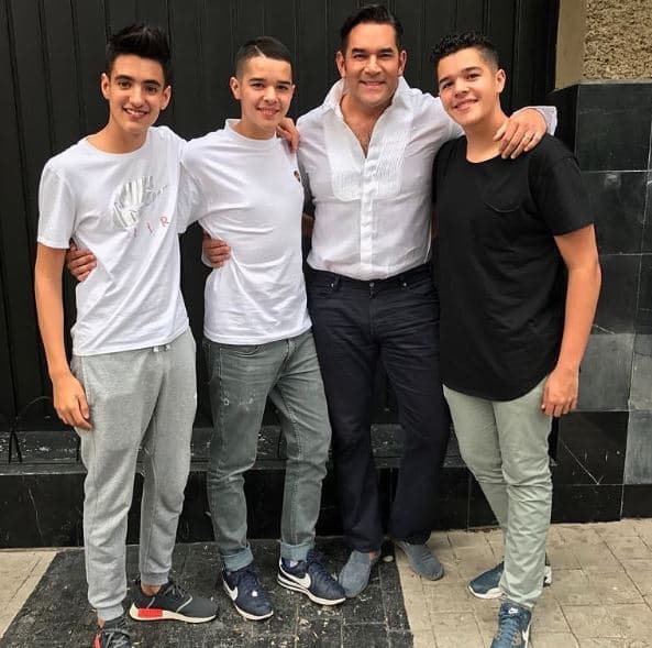 El actor Eduardo Santamarina es otro de los famosos que adoptó al hijo de su esposa, la también actriz Mayrin Villanueva.