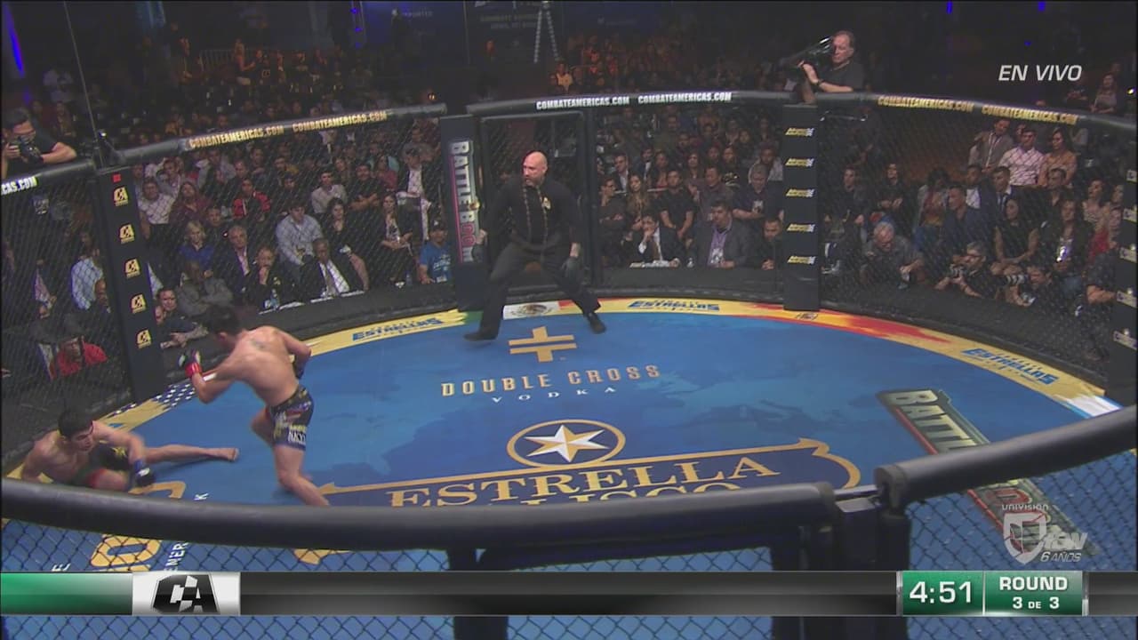 Lo mandó a la lona: John Castañeda pegó este golpazo y acorraló a José Alday