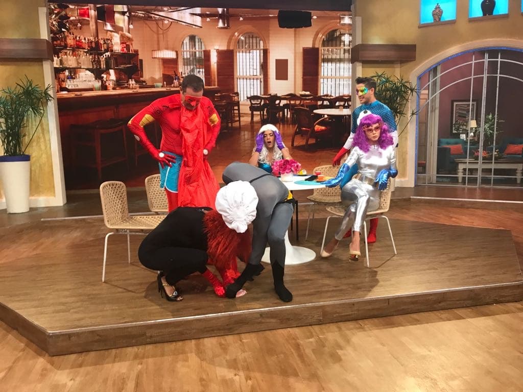 A Súper Camarón se le cayó su súper insignia, pero la Mujer Súper Elástica entró al rescate.