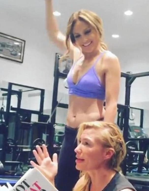 Anderson también dice que Jenni es una persona muy feliz y que además ama la vida y cuidar de su cuerpo.