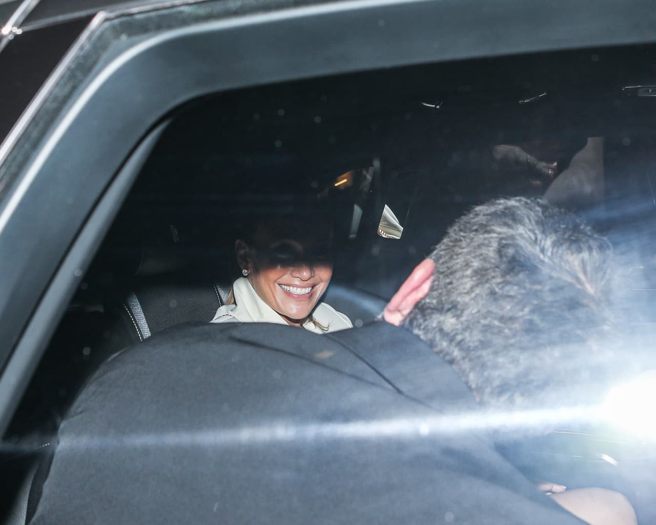 Se trata de un nuevo capítulo en esta saga romántica en la que, pese a que ninguno ha confirmado que 
<b><a href="https://www.univision.com/famosos/mama-jlo-guadalupe-rodriguez-ben-affleck-emocionada-romance" target="_blank">han retomado el noviazgo</a></b> que concluyeron en 2004, hay señales evidentes de que lo han hecho.