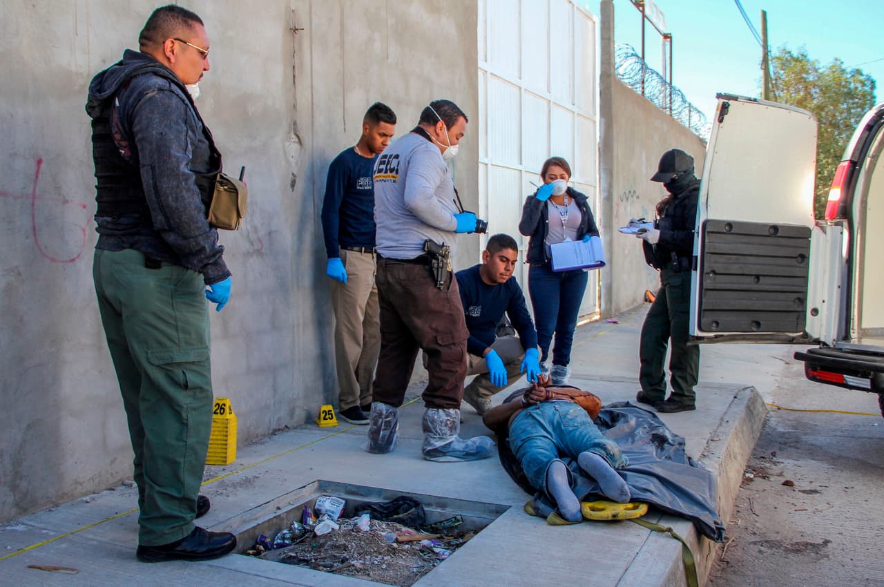 <b>Chihuahua. Nivel 3 de alerta: Reconsidere su viaje.</b>“El crimen violento y la actividad de pandillas están muy extendidos. Si bien la mayoría de los homicidios parecen ser asesinatos selectivos llevados a cabo por organizaciones criminales, las batallas territoriales entre grupos han resultado en crímenes violentos en áreas frecuentadas por ciudadanos estadounidenses. Los espectadores han resultado heridos o muertos en incidentes de disparos”. Los viajes para empleados del gobierno de Estados Unidos se limitan a las ciudades más importantes de este estado fronterizo, pero con restricciones.