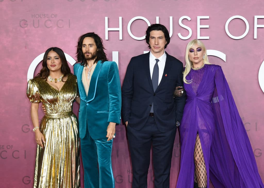 Todos los atuendos de los protagonistas en la alfombra roja; desde el atrevido vestido de Lady Gaga hasta el traje de Adam Driver son de la marca Gucci.